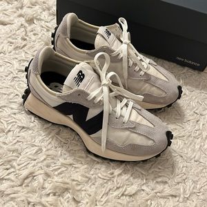 New Balance  327 - Black/White Size W 6.5